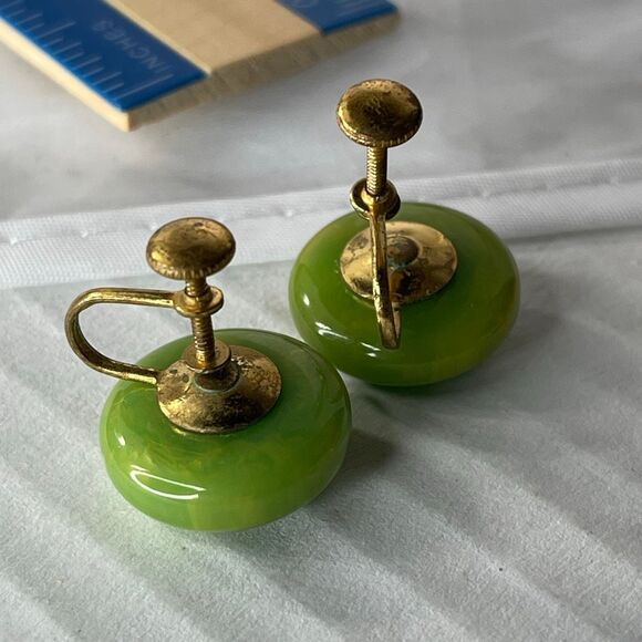 Vintage green swirled glass button earrings screwback clasp. - Picture 5 of 7